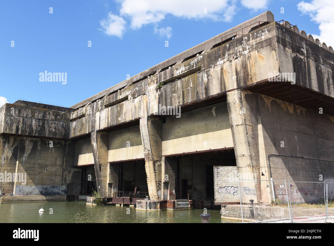 La base sous-marine de Bordeaux, qui fait partie du mur atlantique d’Hitler, construite en béton armé presque indestructible, utilisée pendant 15 mois, est aujourd’hui un centre artistique Banque D'Images