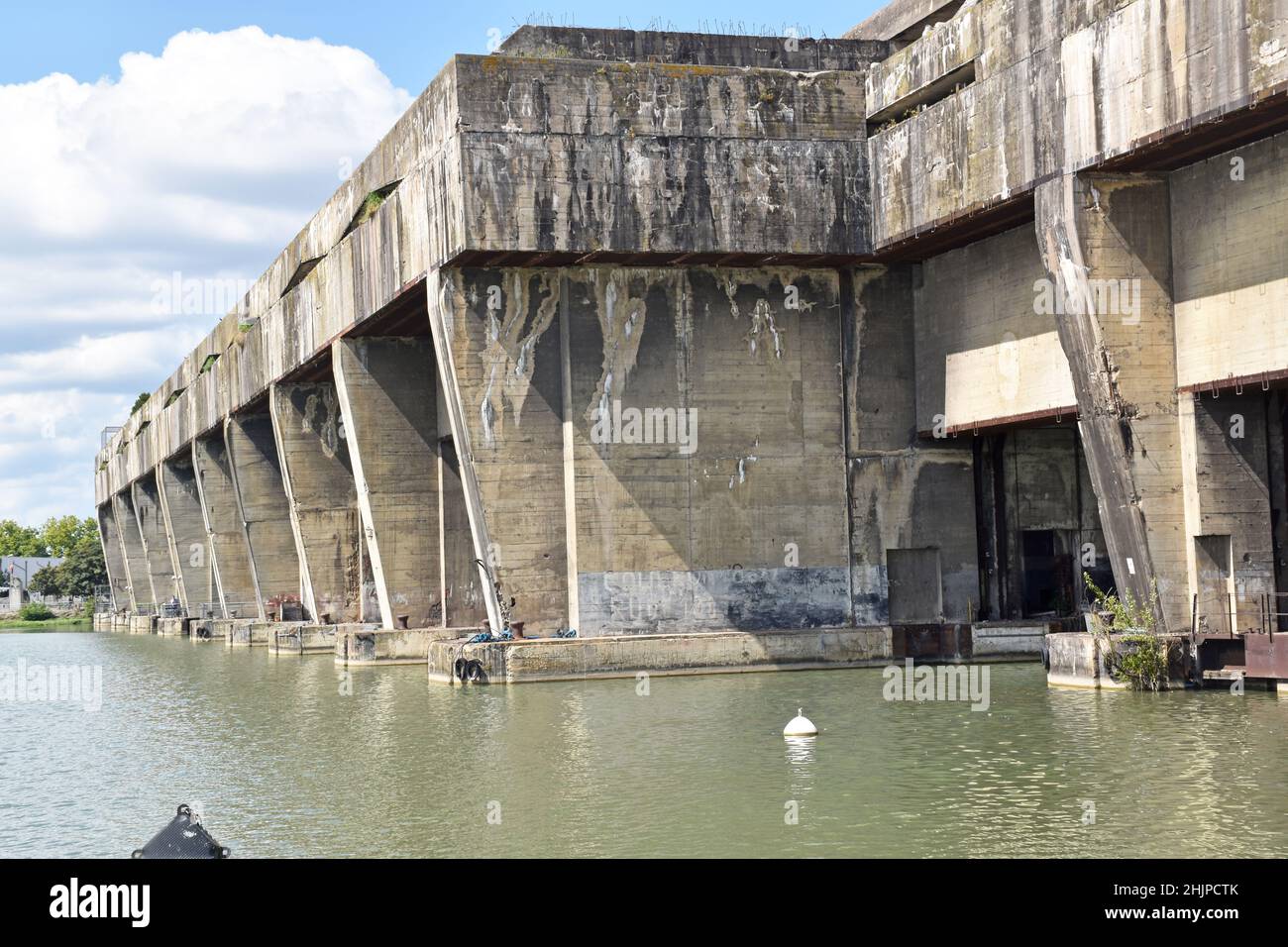 La base sous-marine de Bordeaux, qui fait partie du mur atlantique d’Hitler, construite en béton armé presque indestructible, utilisée pendant 15 mois, est aujourd’hui un centre artistique Banque D'Images