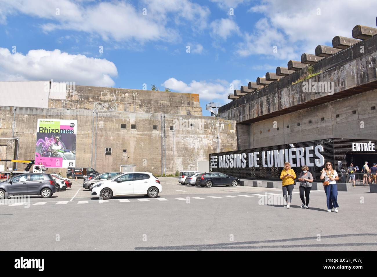 La base sous-marine de Bordeaux, qui fait partie du mur atlantique d’Hitler, construite en béton armé presque indestructible, utilisée pendant 15 mois, est aujourd’hui un centre artistique Banque D'Images