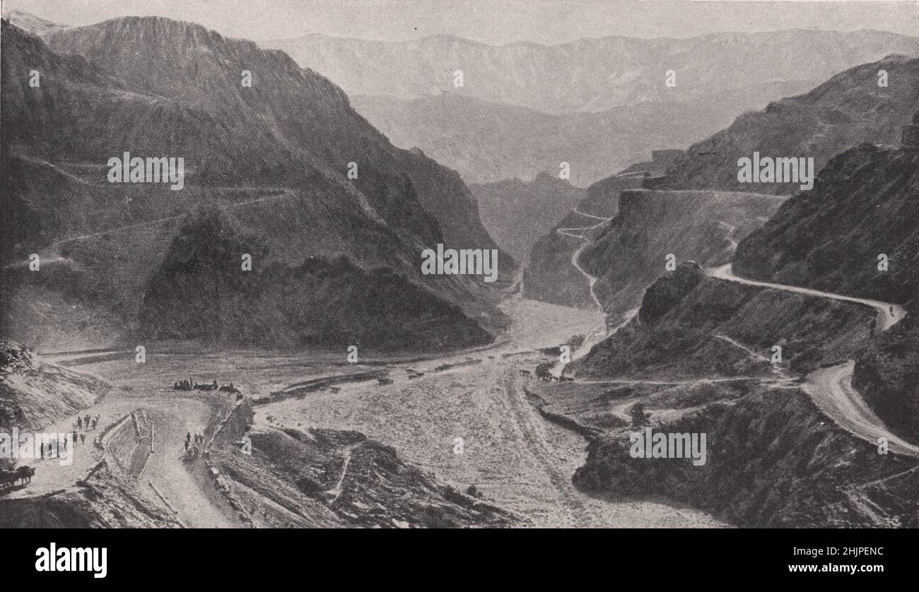 Montagnes sauvages qui contiennent une des portes de l'Afghanistan aux plaines de l'Inde (1923) Banque D'Images