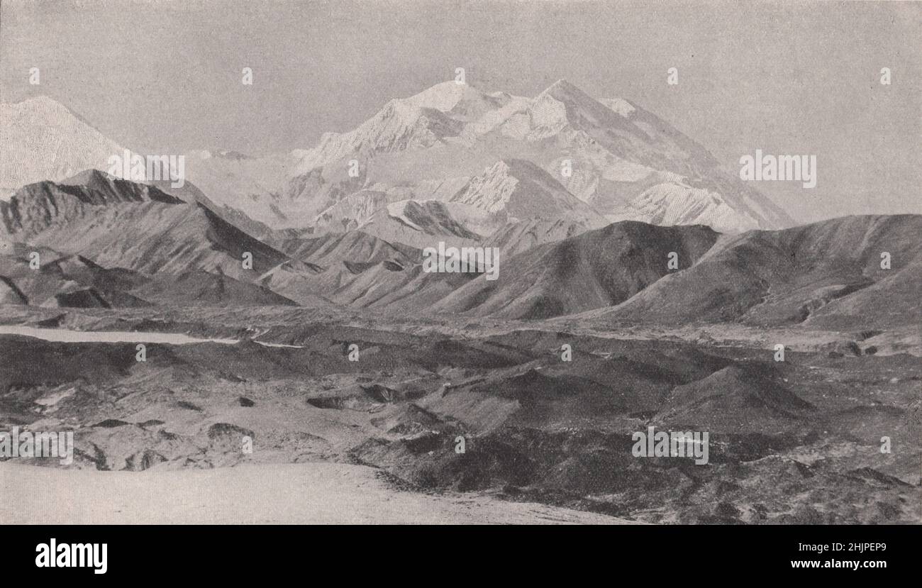 Monarque des montagnes de l'Amérique du Nord : Mont McKinley dans la chaîne d'Alaska (1923) Banque D'Images