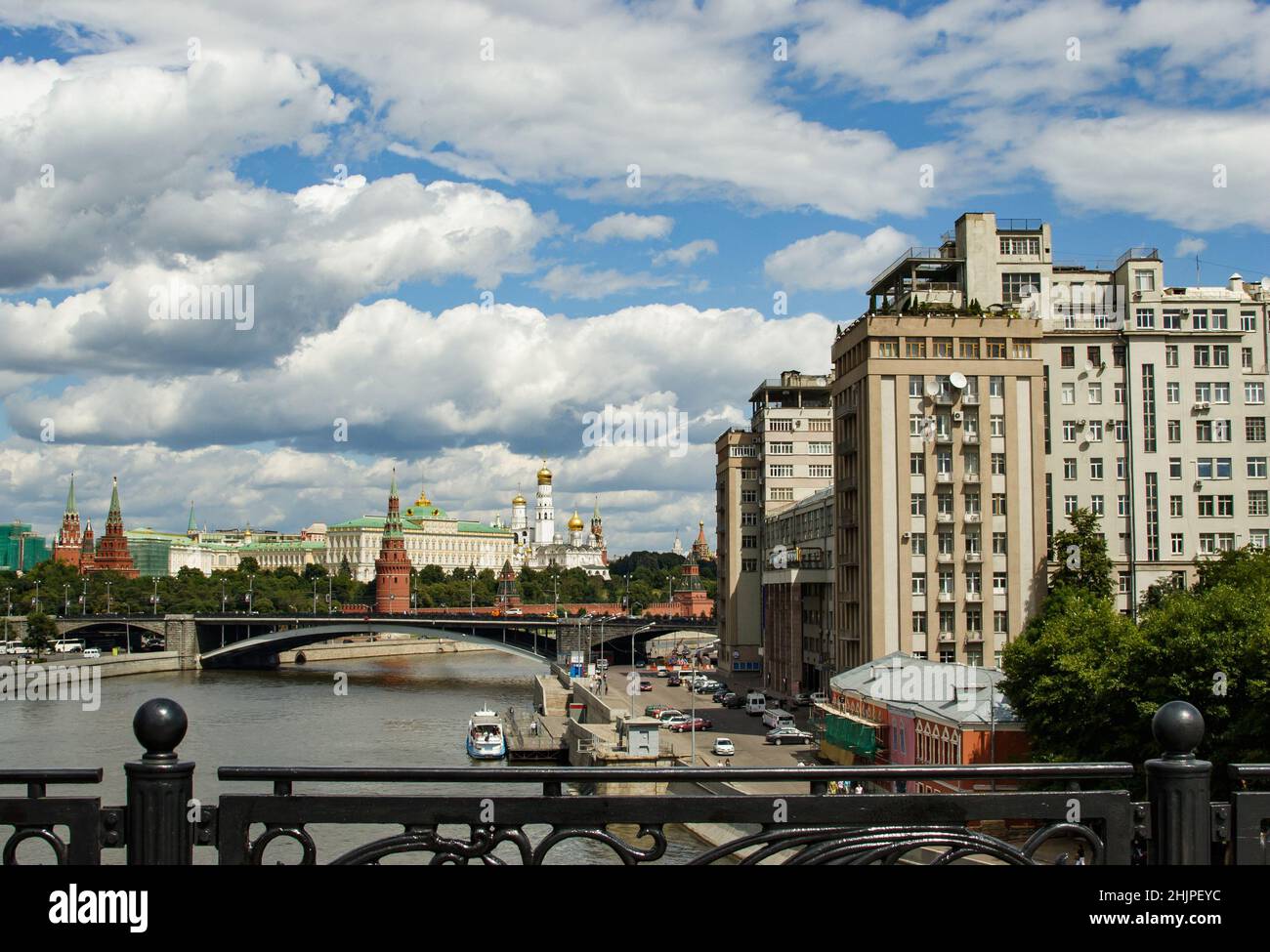 Moscou vue sur le Kremlin et Big Stone Bridge de l'autre côté de la rivière Moskva.Jour d'été avec ciel bleu et nuages blancs. Banque D'Images