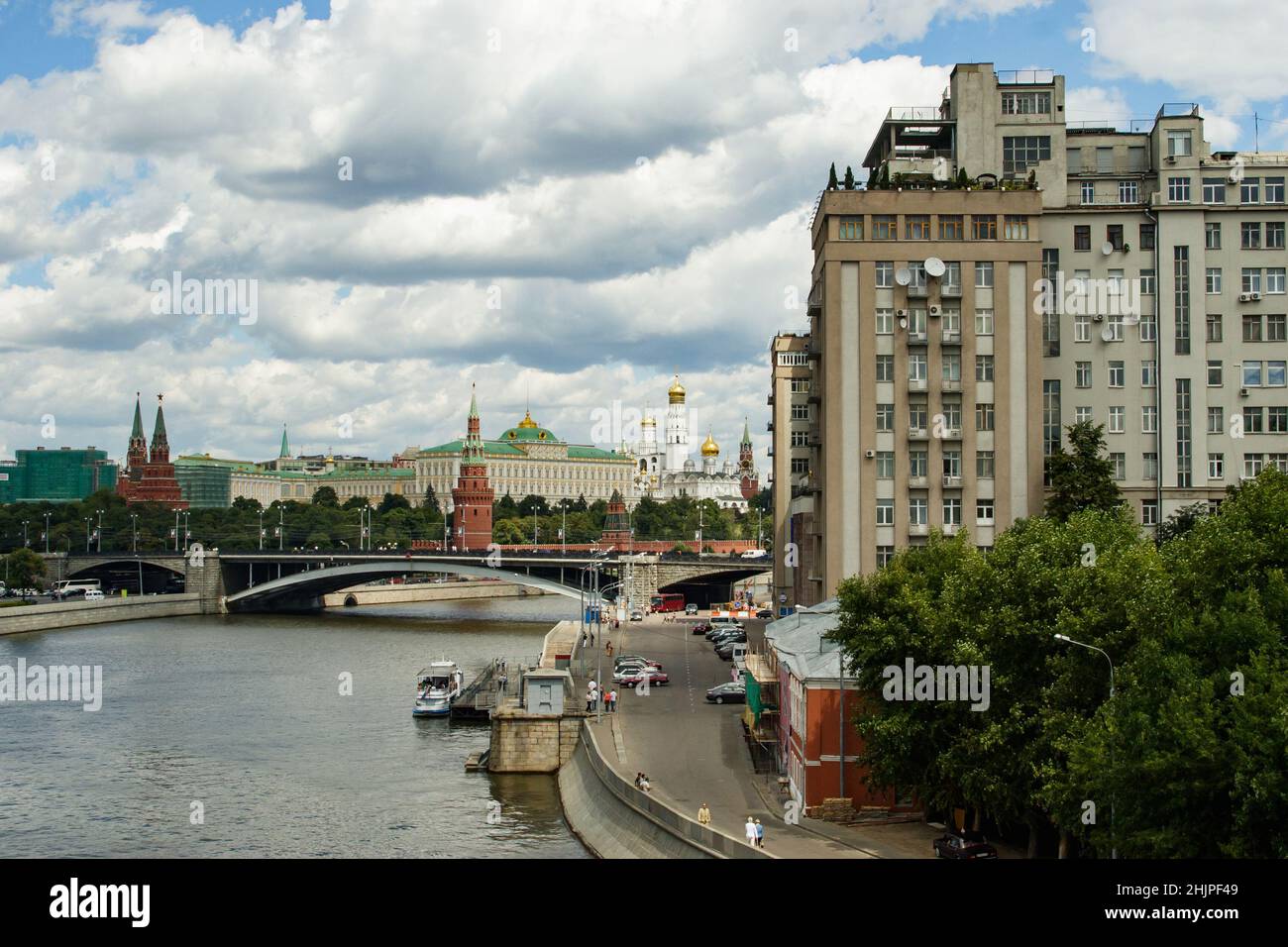 Vue sur le Kremlin, Embankment et Big Stone Bridge de l'autre côté de la rivière Moskva.Jour d'été, ciel bleu et nuages blancs.Moscou. Banque D'Images