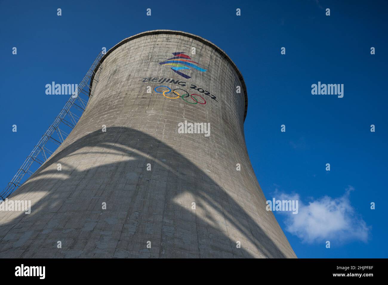 Pékin, Chine.31st janvier 2022.Le logo Beijing 2022 est visible sur une structure du site de Big Air Shougang, en prévision des Jeux Olympiques d'hiver de Beijing 2022, le lundi 31 janvier 2022.Le lieu qui accueillera les compétitions de ski et de snowboard Freestyle a été construit à partir d'une ancienne aciérie du groupe Shougang.Photo de Paul Hanna/UPI crédit: UPI/Alay Live News Banque D'Images