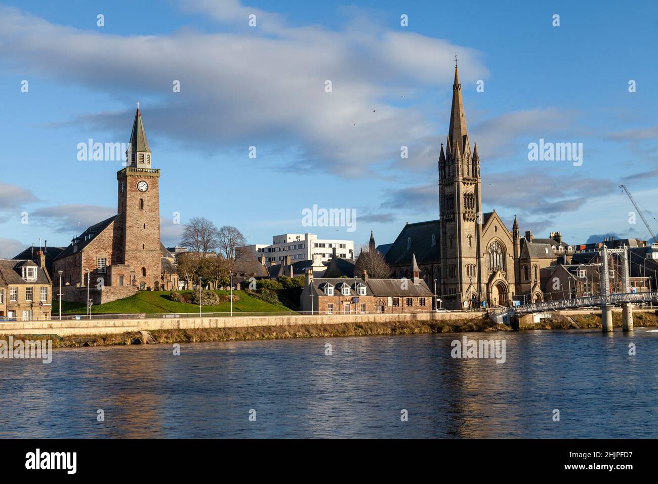 L'ancienne haute église et l'église libre d'Écosse le long de la rive de la Ness à Inverness. Banque D'Images