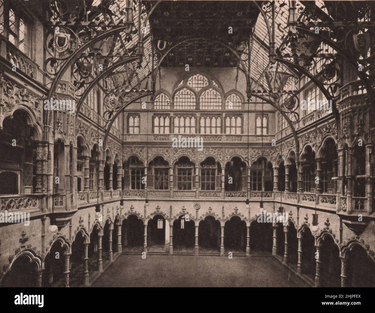 Reconstruit sur les lignes de l'échange original, brûlé en 1858, le nouveau bourse d'Anvers dans un imposant édifice de design élégant. Belgique (1923) Banque D'Images