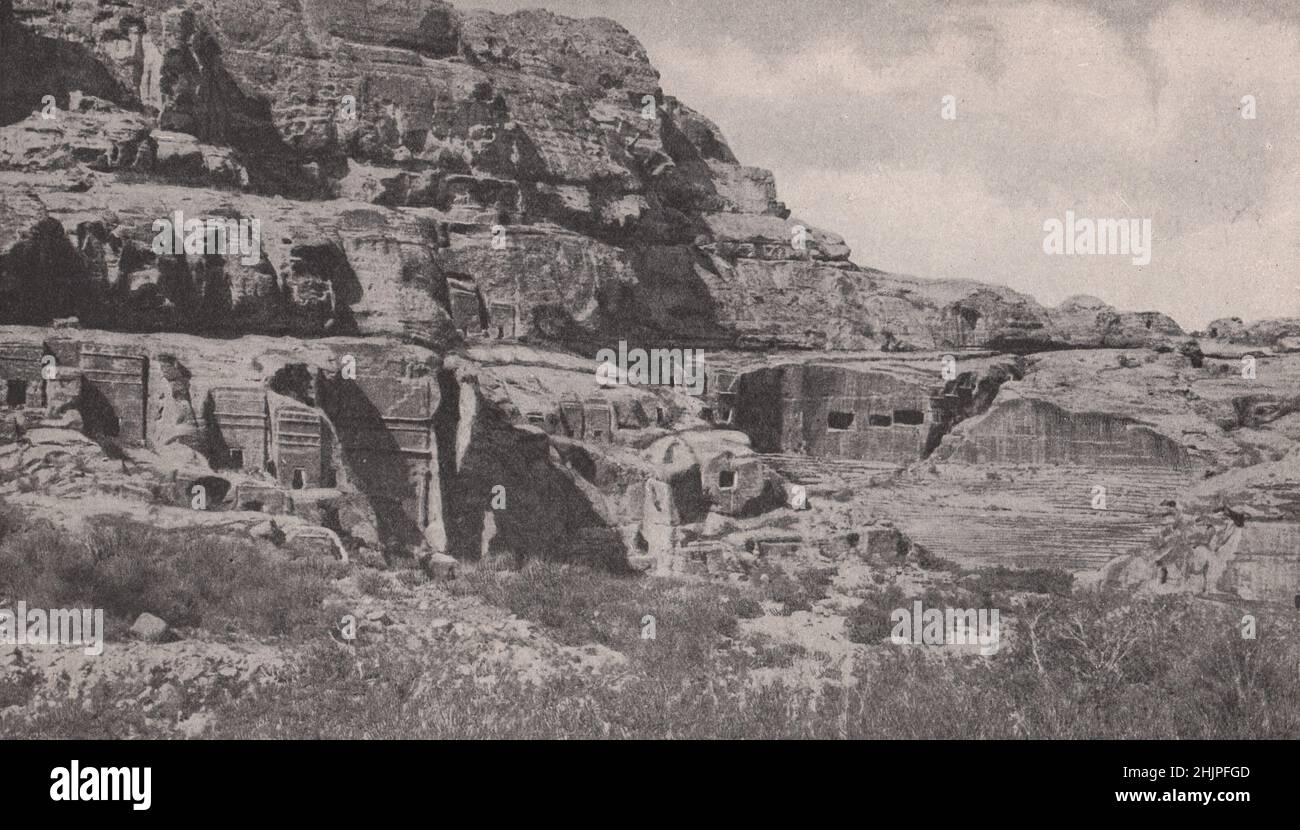Falaises de grès Roseate, percées de tombe, qui enfermait Petra, la ville cachée. Jordanie. Arabie (1923) Banque D'Images