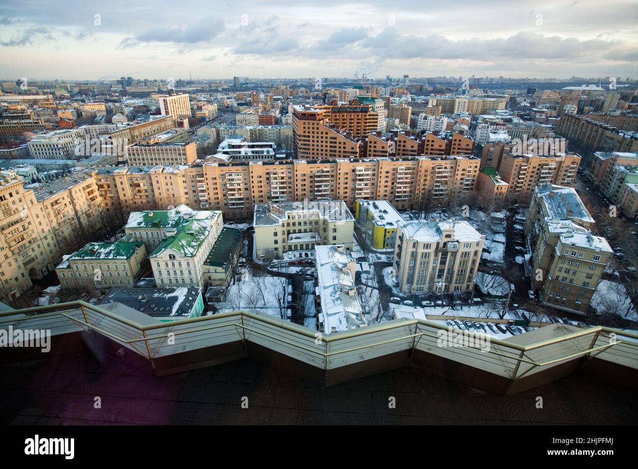 Immeubles de bureaux et appartements dans le centre de Moscou.Vue panoramique sur le quartier sur le Garden Ring.Hiver, jour ensoleillé.Vue sur les oiseaux. Banque D'Images