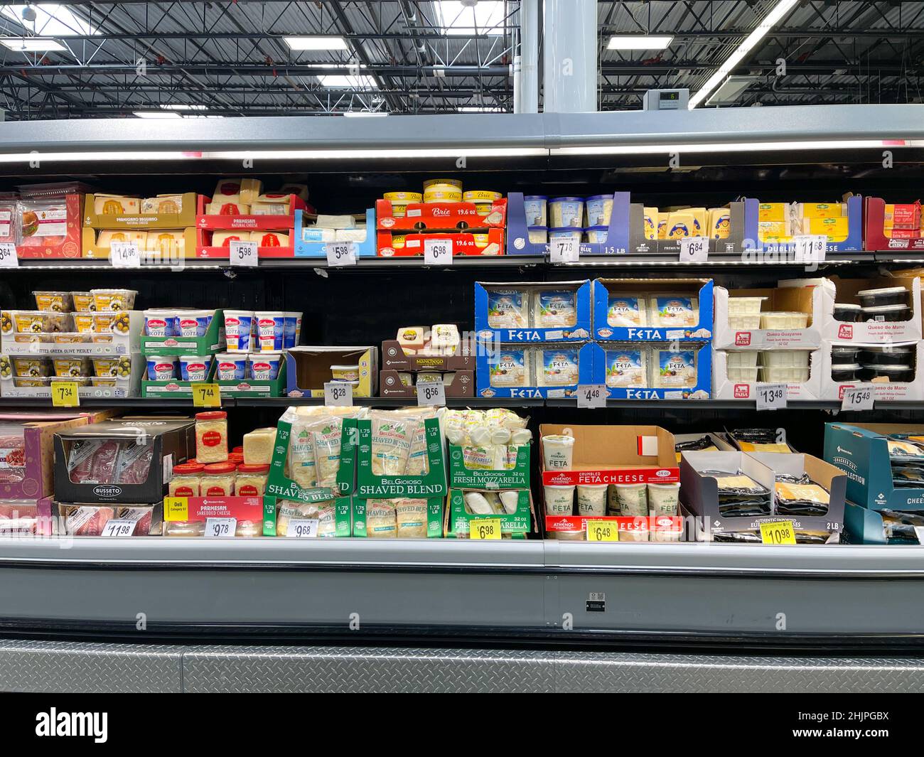 Orlando, FL USA - 10 septembre 2021 : l'allée du fromage frais d'un magasin d'alimentation de Sams Club Wholesale avec une variété de fromages frais prêts à l'achat Banque D'Images
