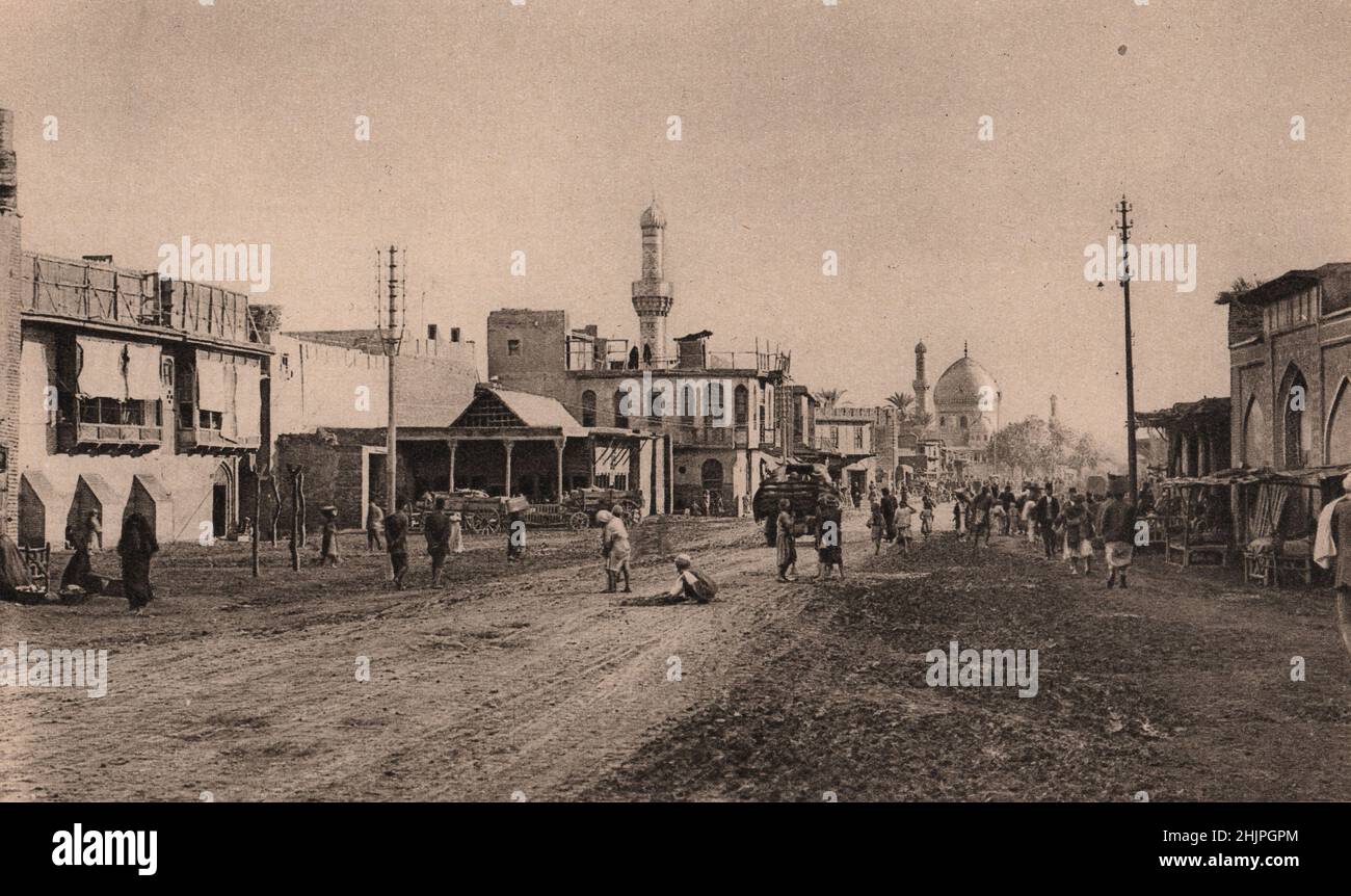 Bagdad. Nouvelle rue, la seule grande artère, de la porte du Nord et de la Grande Mosquée est vue à l'extrémité sud de l'Irak (1923) Banque D'Images