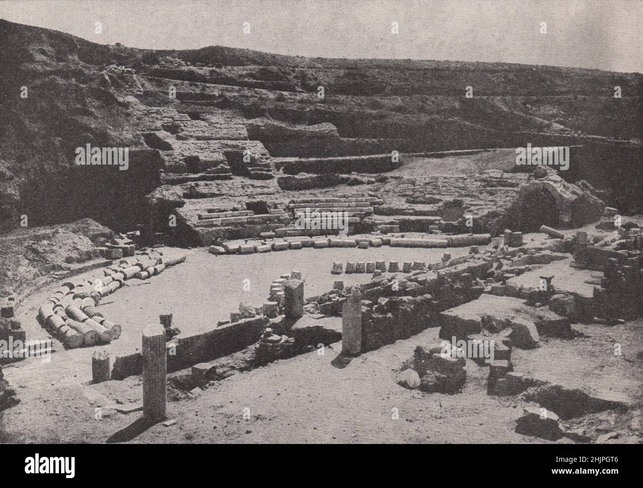 Mis au jour par la bêche : le Théâtre romain de Carthage. Tunisie. Etats de Barbarie (1923) Banque D'Images