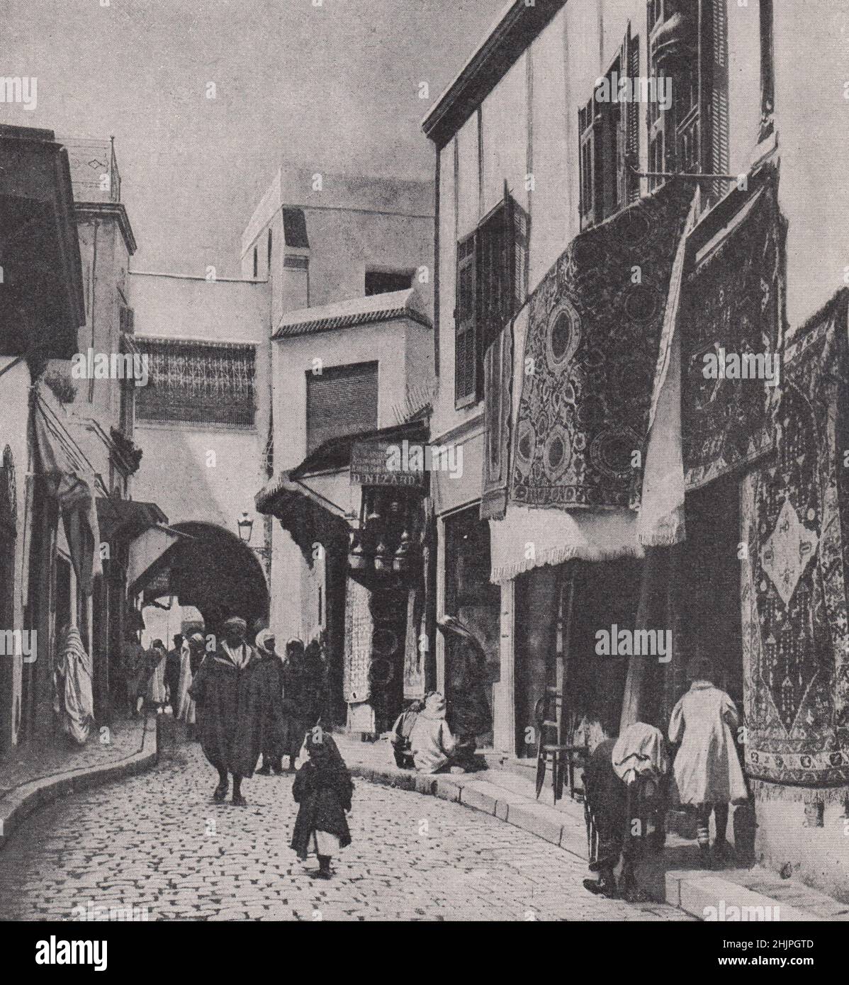 Riches trésors de climats chauds dans un bazar de Tunis. Tunisie. Etats de Barbarie (1923) Banque D'Images