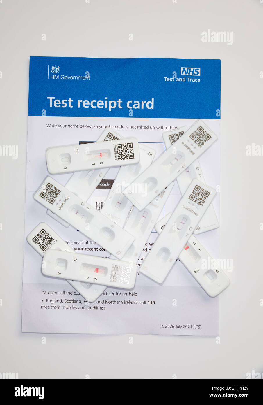 Résultats de test NHS Lateral Flow utilisés montrant des résultats positifs et négatifs sur la carte de réception de test NHS, blanche. Banque D'Images