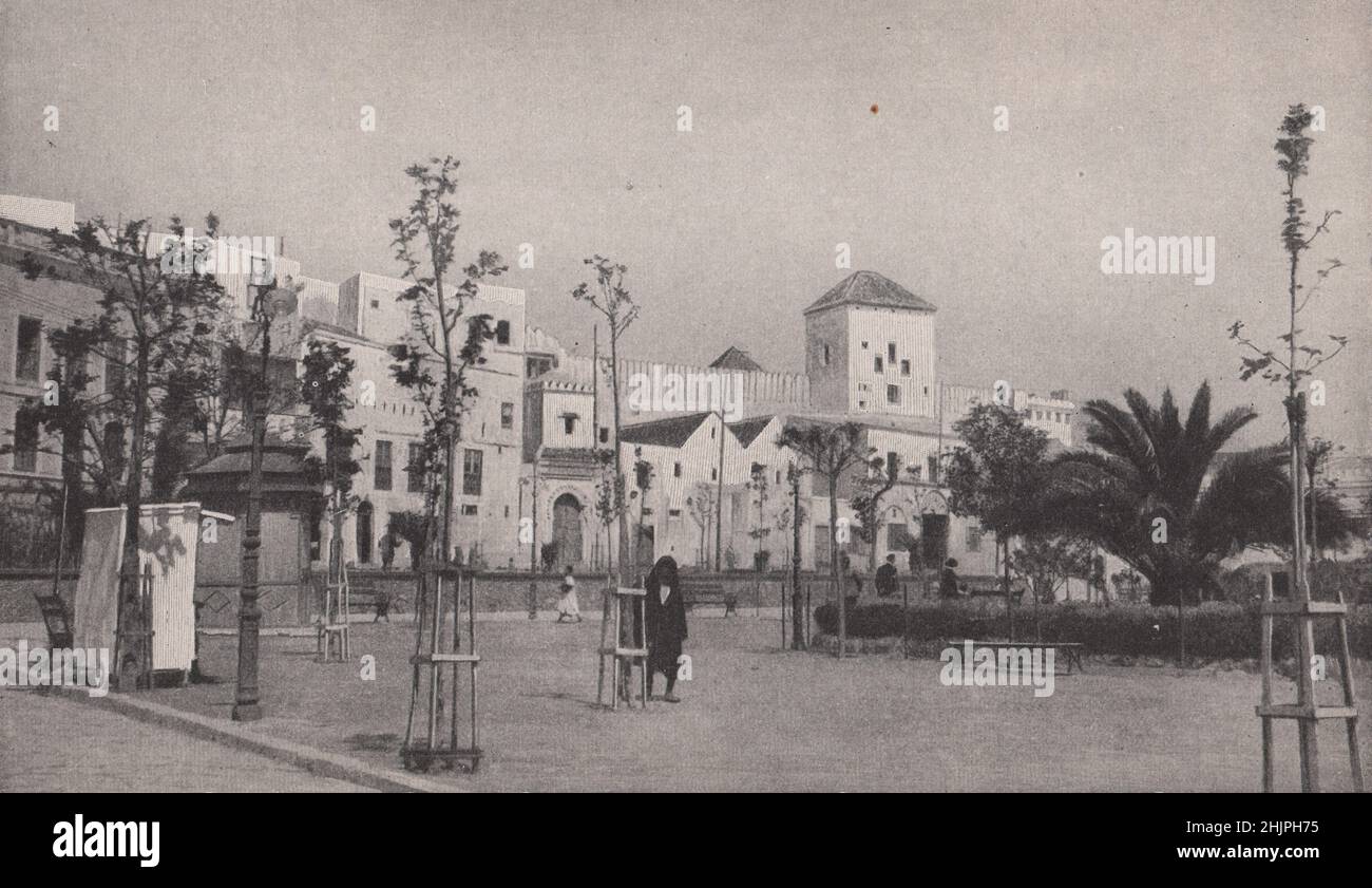 Espagne reproduite en Afrique: La Plaza de Espana à Tetuan. Maroc. Etats de Barbarie (1923) Banque D'Images