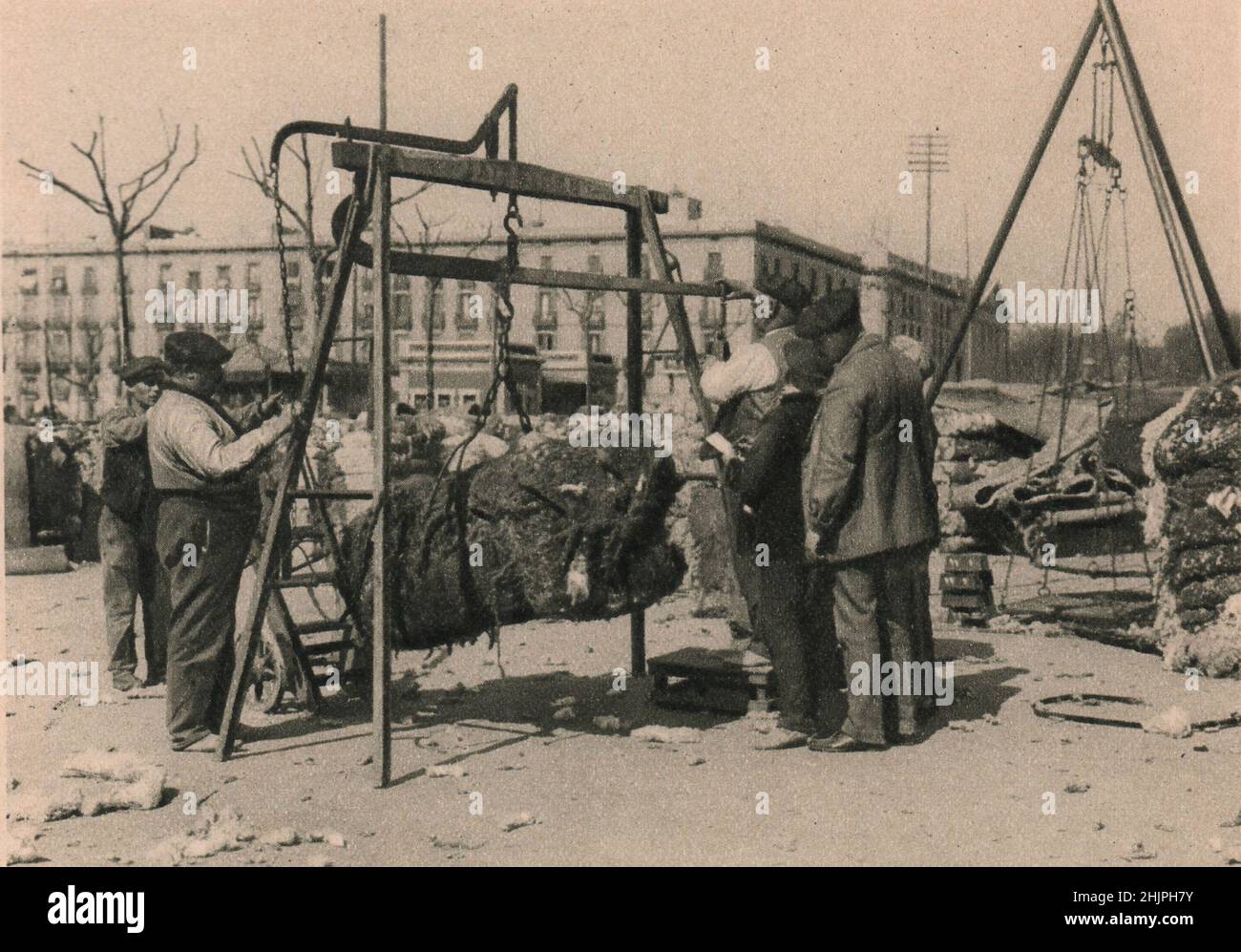 Le 'Manchester de la Méditerranée', Barcelone est la capitale industrielle de l'Espagne. Sur le marché du coton, les balles sont pesées à l'ouverture (1923) Banque D'Images