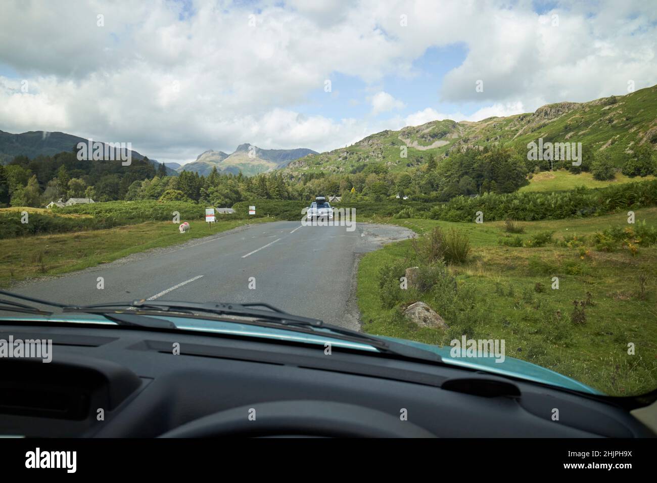 vue sur la voiture garée sur le bord de la route b5343 dans la vallée de langdale, district de lac, cumbria, angleterre, royaume-uni Banque D'Images