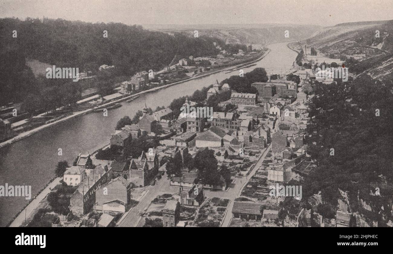 Dinant par la Meuse, un endroit de beauté au coeur du pays des Ardennes. Belgique (1923) Banque D'Images