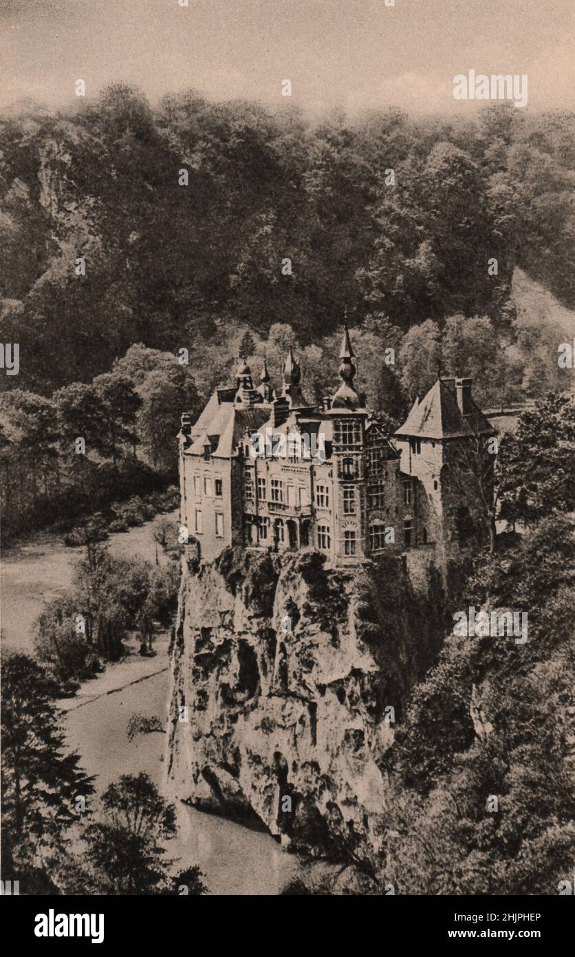 Dans la vallée boisée de la lesse, le château de Walzin, datant du XIIIe siècle, est le joyau artistique du joli vïllage d'Anseremme. Belgique (1923) Banque D'Images