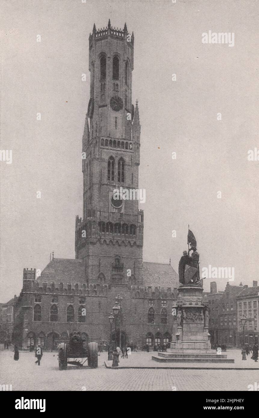 Statues des anciens maîtres de guilde avant le beffroi de Bruges. Belgique (1923) Banque D'Images