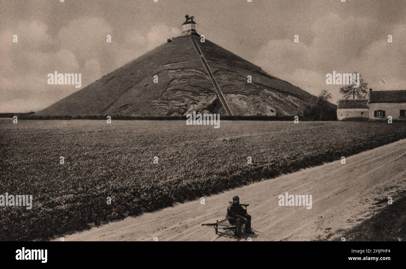 Près de la ferme de la Haie Sainte, un point essentiel de la bataille de Waterloo, la Motte du Lion belge commémore la victoire des alliés. Belgique (1923) Banque D'Images