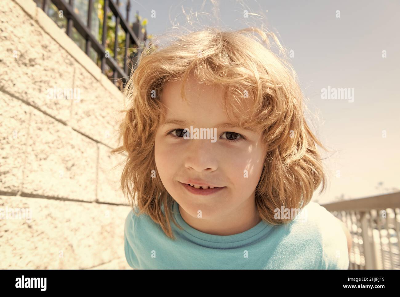 Portrait de garçon heureux enfant souriant été à l'extérieur, visage Banque D'Images