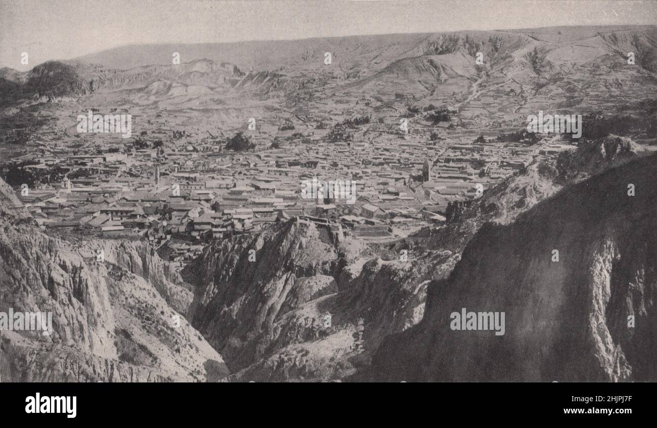 Toits rouges parmi les rochers : où la paz remplit un creux de la cordillère réelle. Bolivie (1923) Banque D'Images