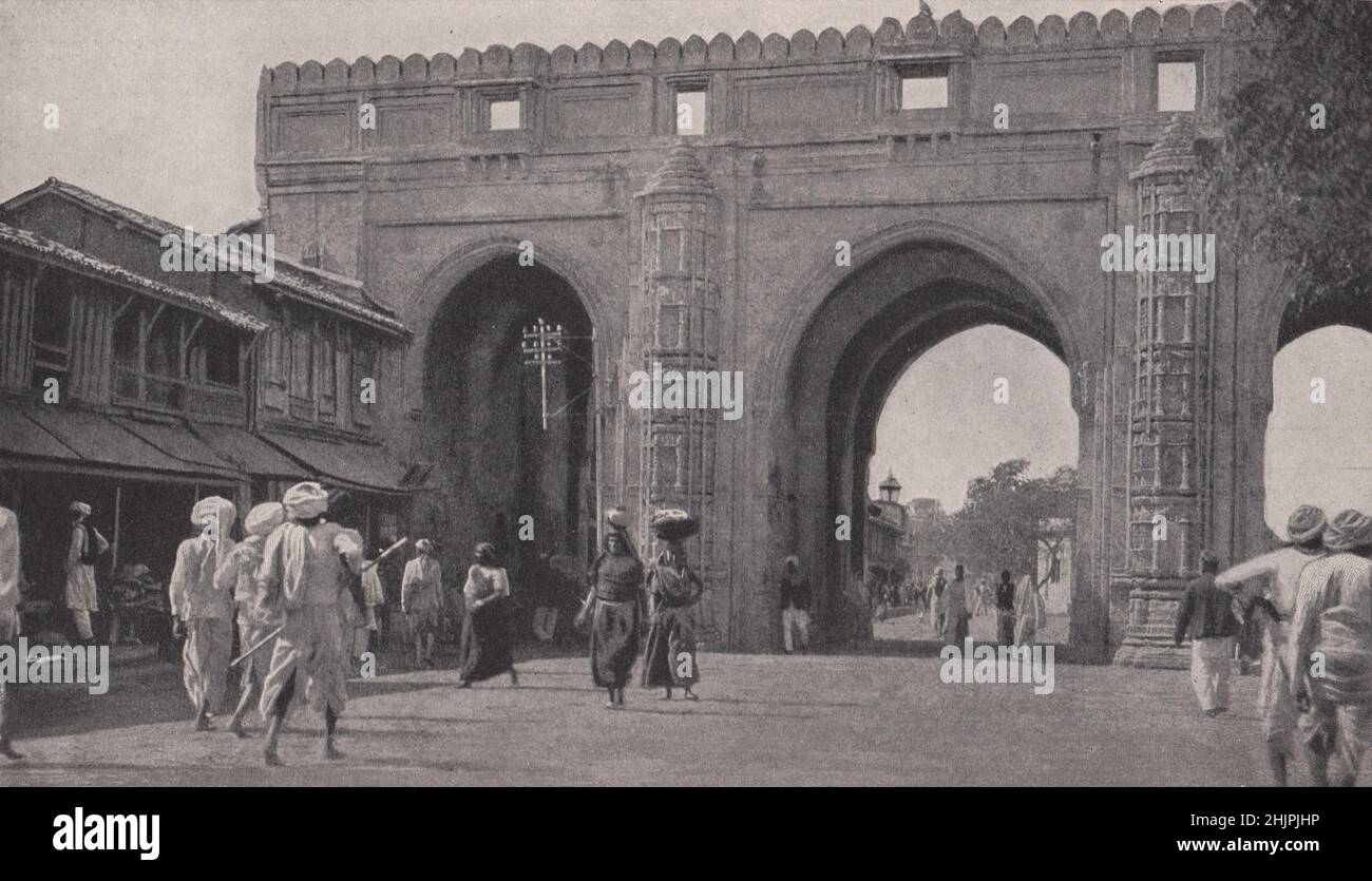 Une des portes de la ville d'Ahmadabad, une ville historique de l'Inde occidentale. Bombay et Gujarat (1923) Banque D'Images