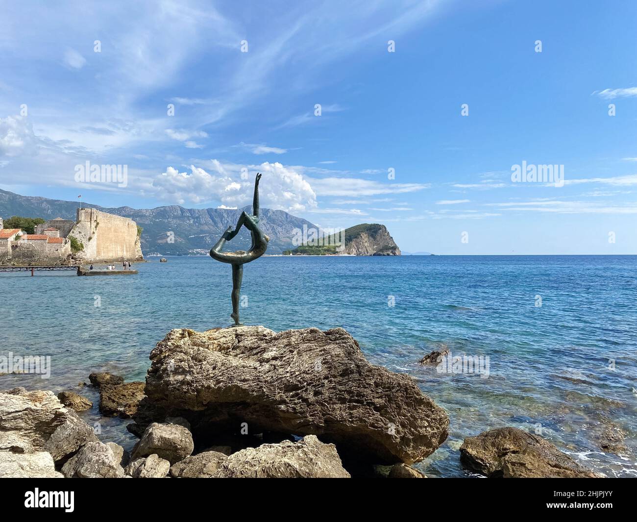Budva, Monténégro - septembre 2021 : vue sur la vieille ville de Budva et la statue de ballerine de la côte Adriatique, saison touristique d'été, plage de mer Banque D'Images