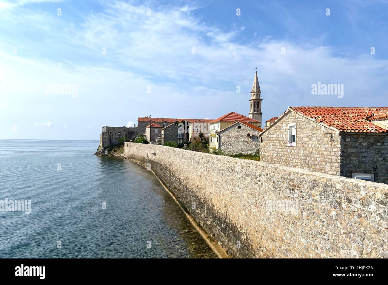 Budva, Monténégro - septembre 2021 : vue sur la vieille ville de Budva depuis la côte Adriatique, saison touristique d'été, vue sur la côte côtière Banque D'Images
