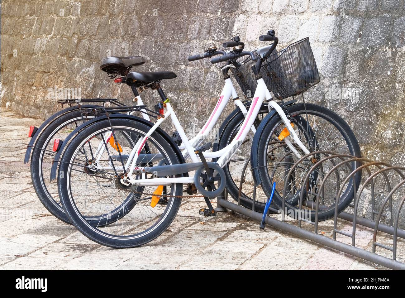 Parking vélos en Europe, station de vélo.Déplacement en ville en vélo. Banque D'Images