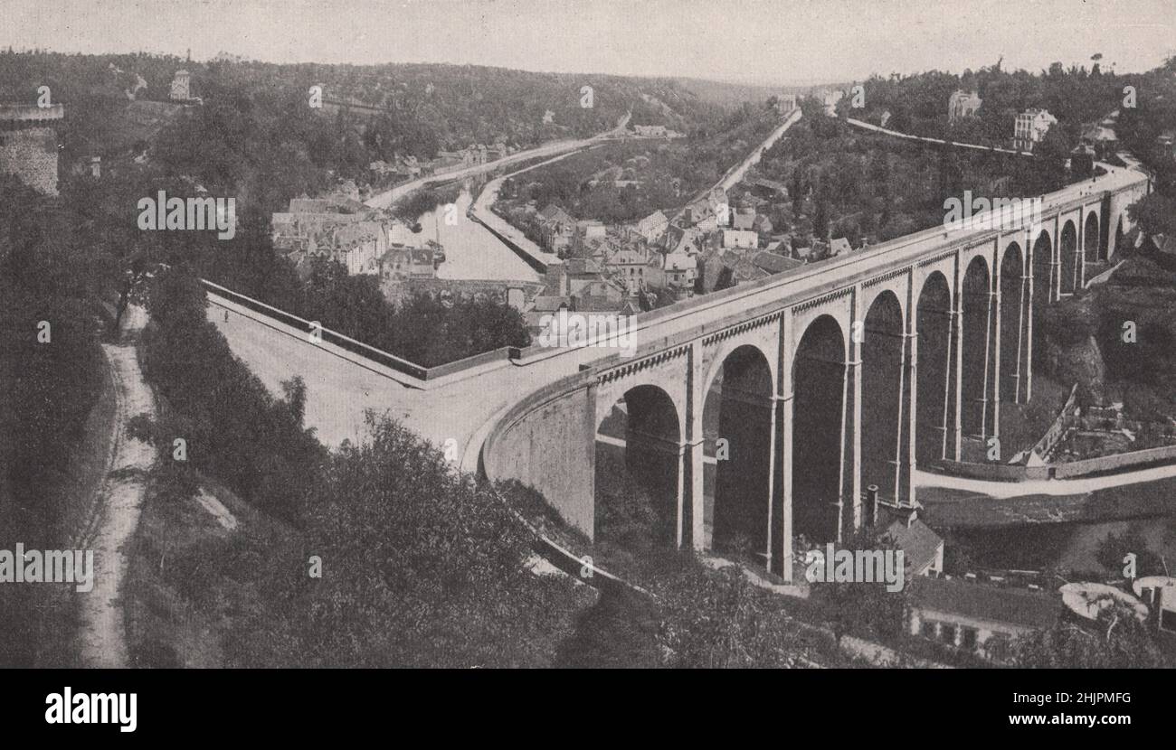 Grès ancien et nouveau : anciens remparts de Dinan et viaduc moderne. Côtes-d'Armor. Bretagne (1923) Banque D'Images