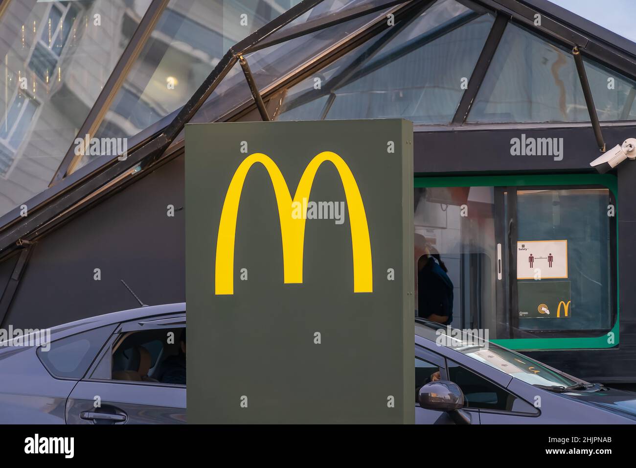 Batumi, Géorgie - janvier 7 2022 : la voiture se trouve près de la fenêtre de commande de McDonald's. Banque D'Images