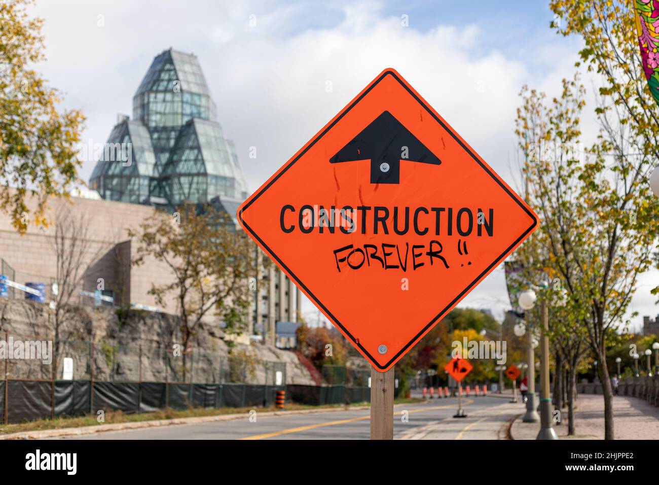 Ottawa, Canada - le 14 octobre 2021 : avertissement de construction en amont du panneau de signalisation orange dans la rue du centre-ville Banque D'Images