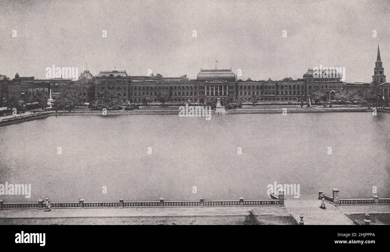Vue sur le lac de la place Dalhousie, montrant les bâtiments du secrétariat du Bengale. Inde. Calcutta (1923) Banque D'Images