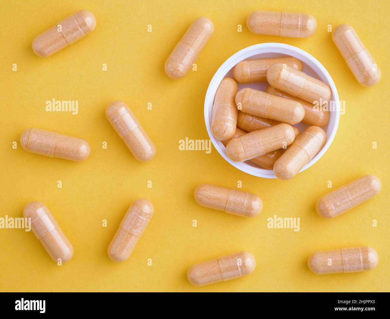 Capsules de complexe de vitamine B dans une capsule avec d'autres capsules de complexe de vitamine b autour d'elles.Gros plan. Banque D'Images