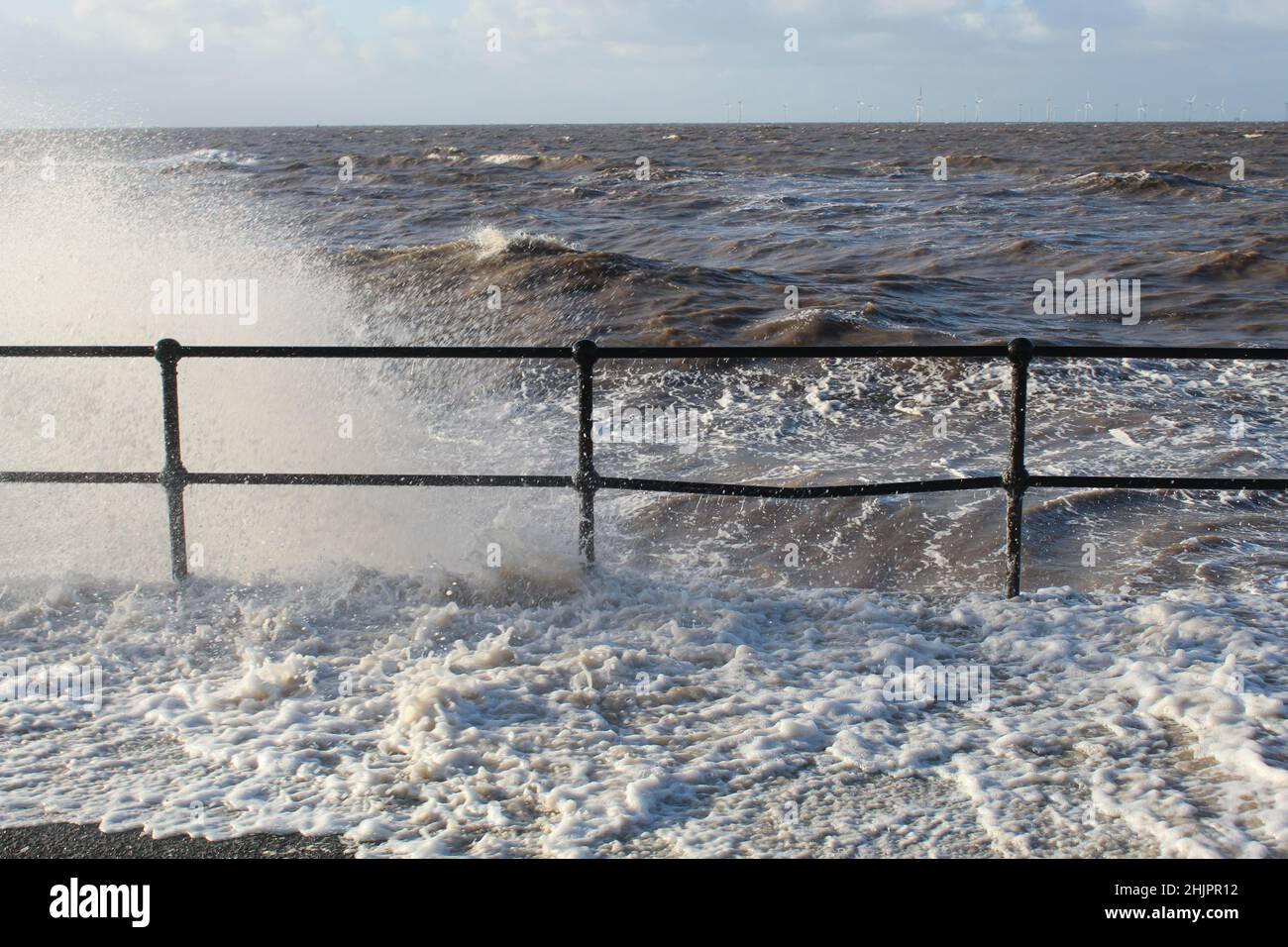 Vagues qui frappent les rampes de la plage de Crosby à Liverpool, à Merseyside, un matin froid de janvier Banque D'Images