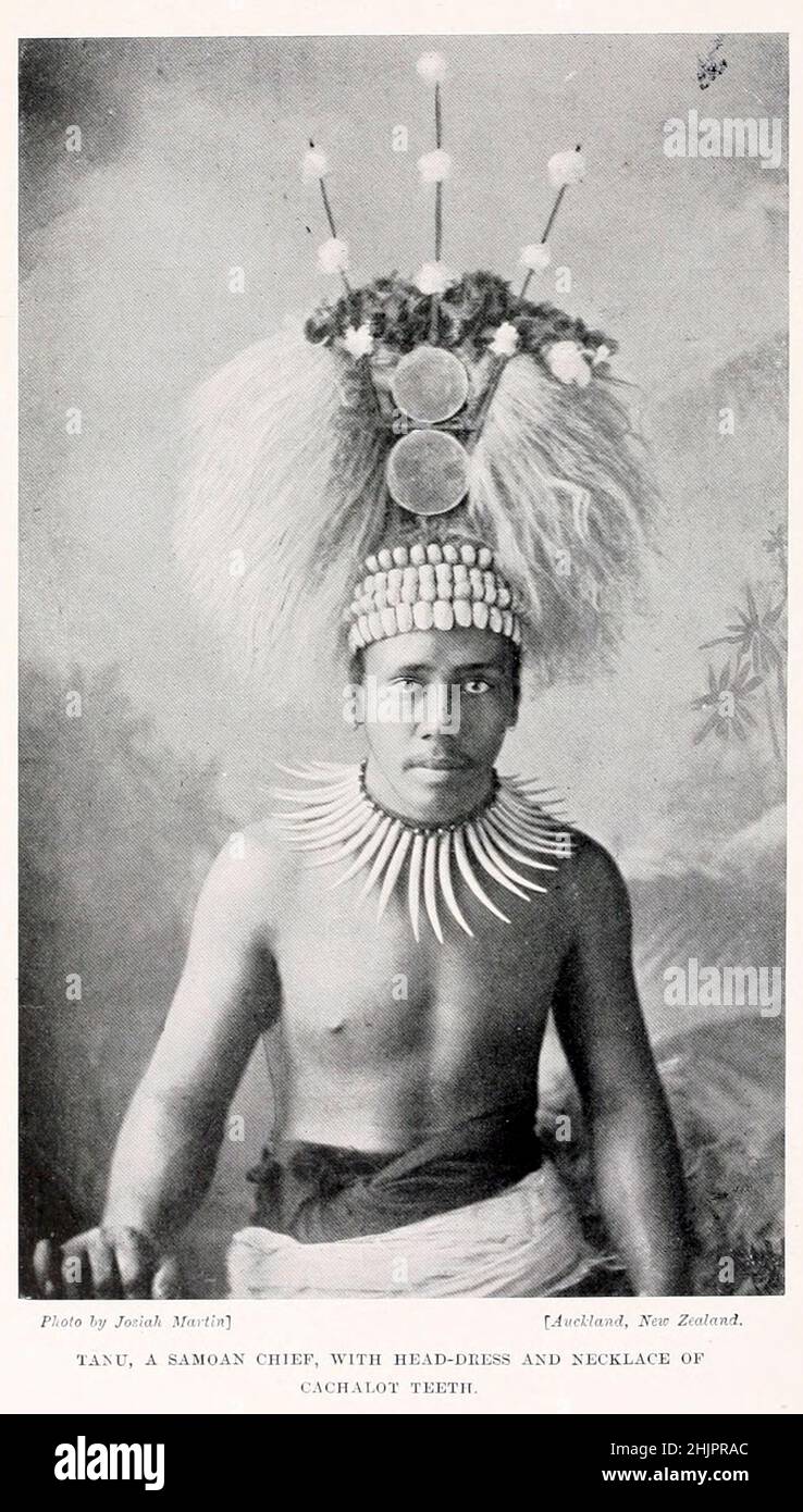 Tanu, un chef samoen, avec un casque et un collier de cachalot [Baleine Ã sperme] dents du livre ' les races vivantes de l'humanité ' vol 1 par Henry Neville Hutchinson, éditeurs John Walter Gregory, et Richard Lydekker, éditeur: London, Hutchinson & co 1901 Banque D'Images