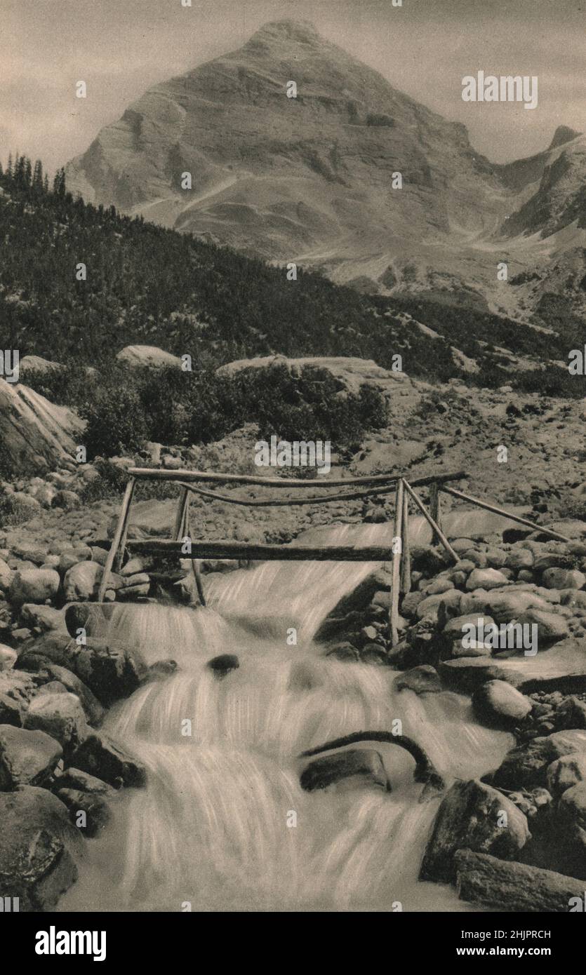 Le mont Sir Donald, haut de 10 808 pieds, dans la chaîne Selkirk, est un pic pour tester les compétences du grimpeur le plus expérimenté. Canada (1923) Banque D'Images