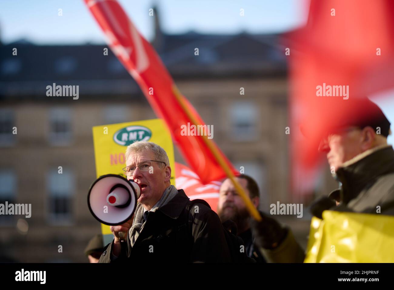 Edinburgh, Écosse, Royaume-Uni janvier 31 2022.Les travailleurs du transport ferroviaire, des traversiers et de l’énergie de RMT Union défilent de la gare de Waverley à Bute House, la résidence du premier ministre écossais, Niciola Sturgeon, pour protester contre le comportement du gouvernement écossais sur une série de questions. Credit sst/alamy Live News Banque D'Images