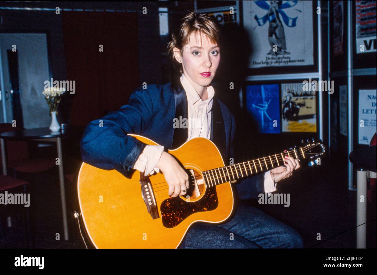 HILVERSUM, PAYS-BAS - 06 NOVEMBRE 1985 : la chanteuse-compositrice américaine Suzanne Vega. Banque D'Images