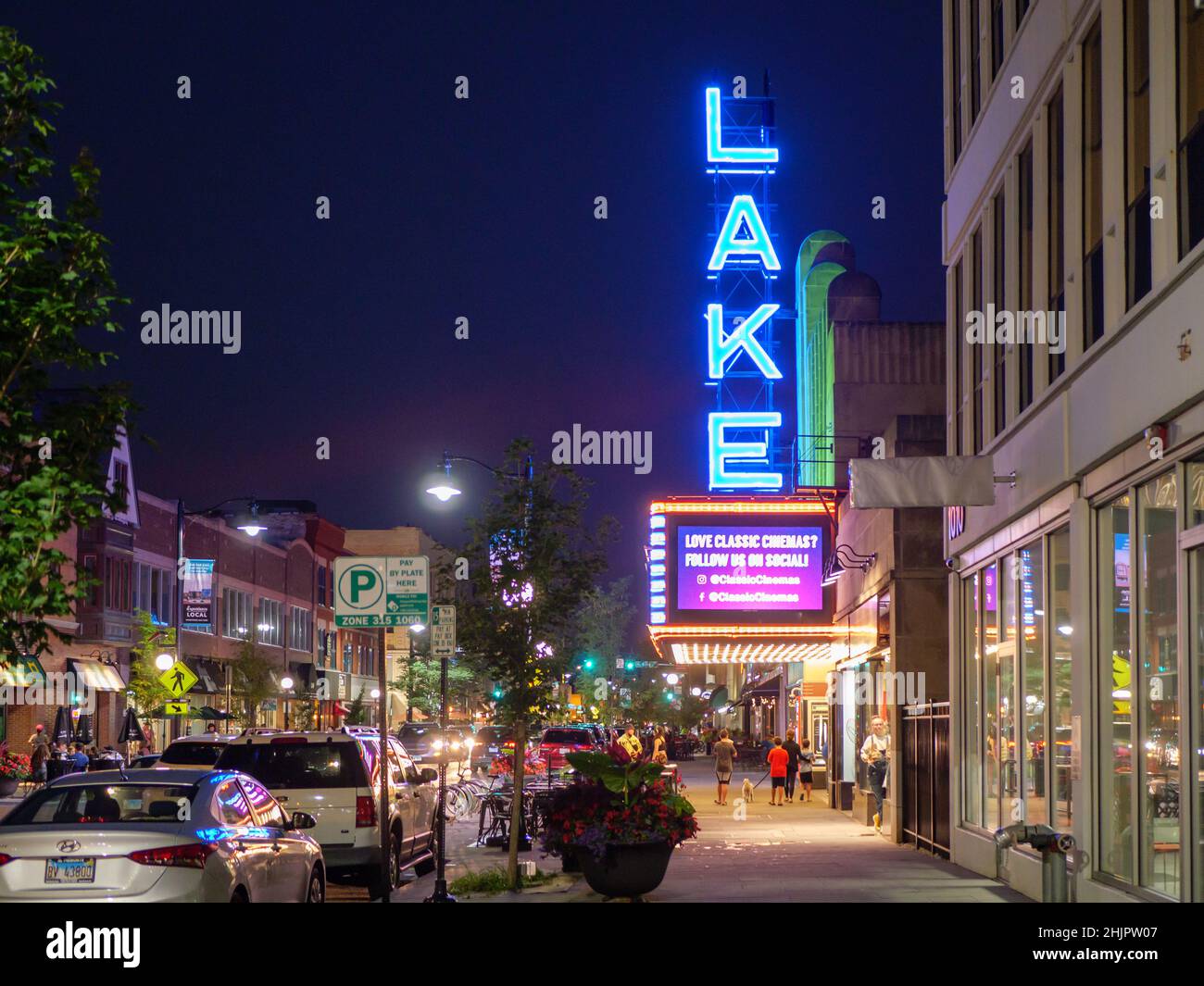 Lake Street la nuit, Lake Theatre à droite.Centre-ville d'Oak Park, Illinois. Banque D'Images