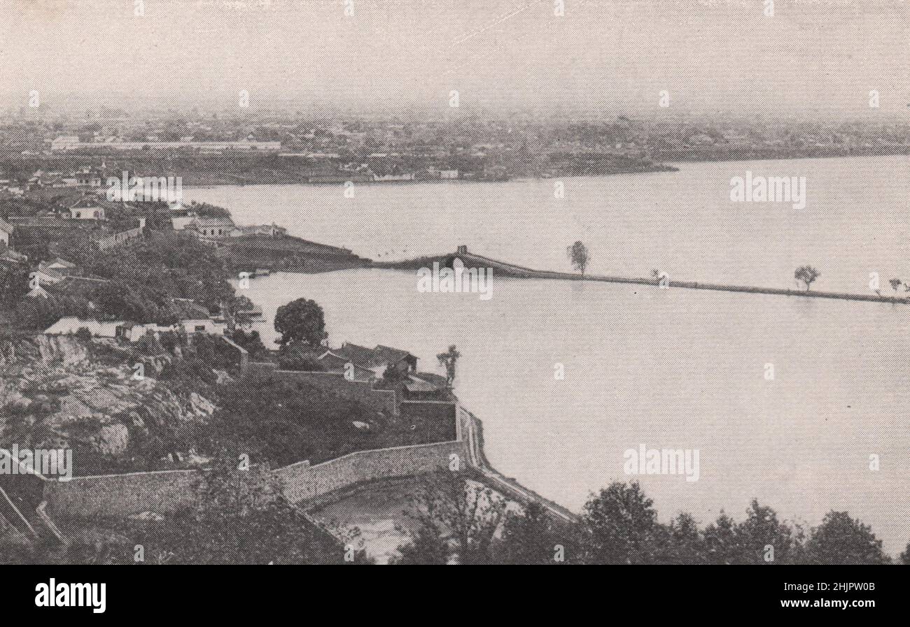 Remblai à travers le lac occidental de Hang-Chow. Chine (1923) Banque D'Images
