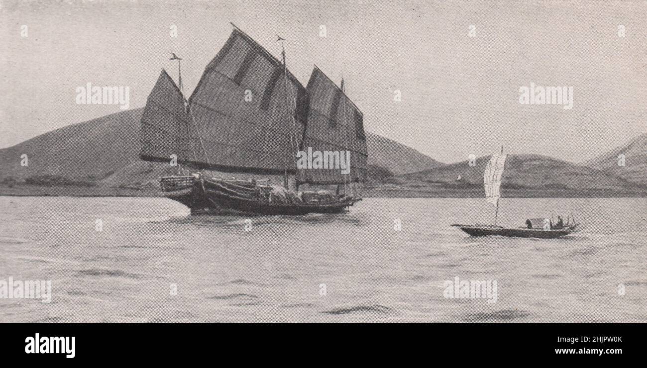 Junk à trois mâts et un Sampan au large de Macao. Chine (1923) Banque D'Images