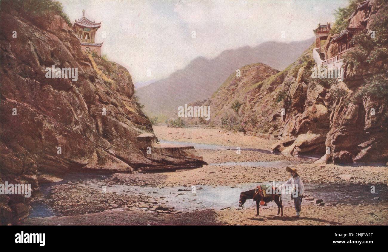Passe Nankow. En 1909, un chemin de fer chinois a été achevé, perçant la Grande Muraille et le col par quatre tunnels. Chine (1923) Banque D'Images