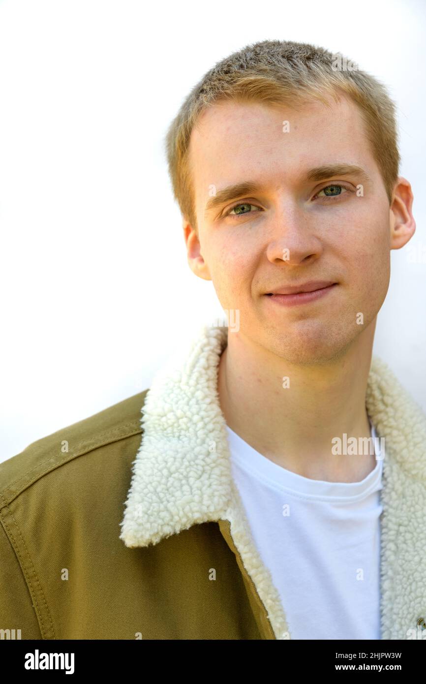 Acteur Jonathan Sparrow en t-shirt blanc et veste en fausse peau de mouton sur fond blanc Banque D'Images