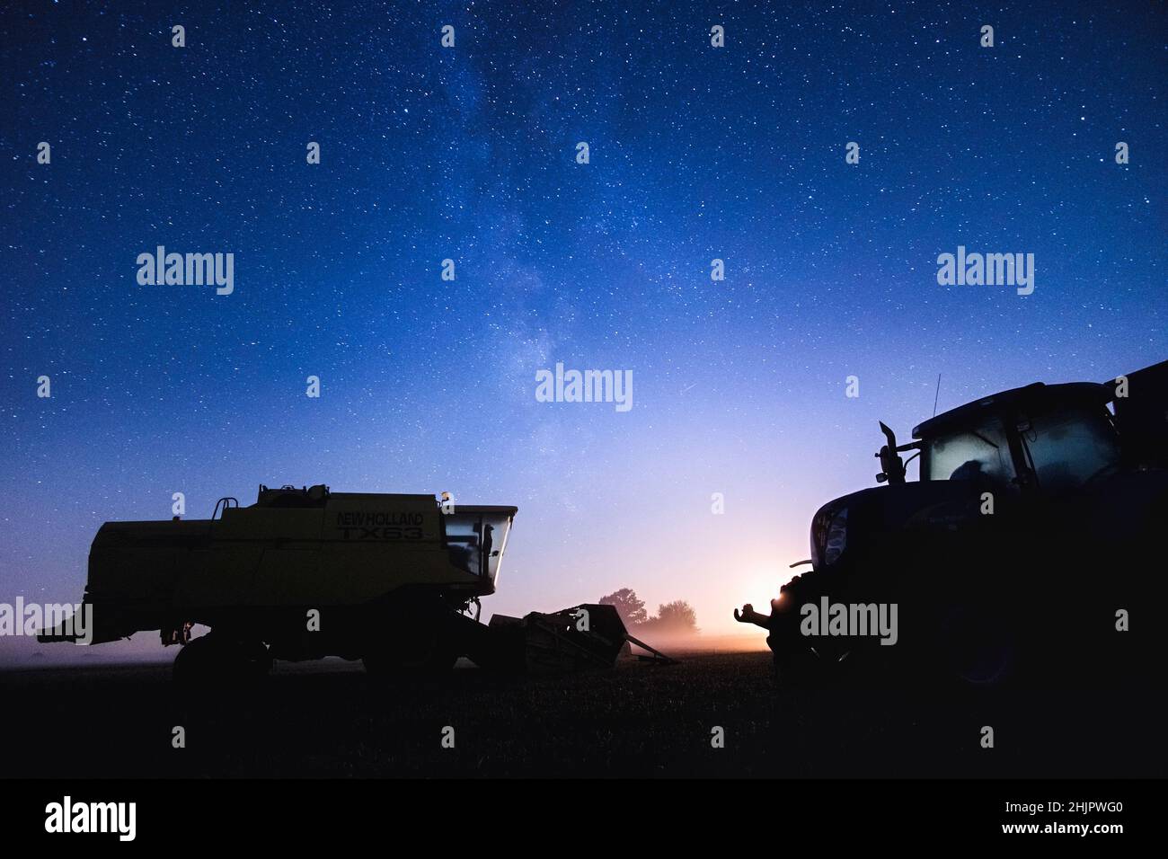 Moissonneuse-batteuse et tracteur de nuit avec ciel étoilé et lune de réglage  Norfolk UK Banque D'Images