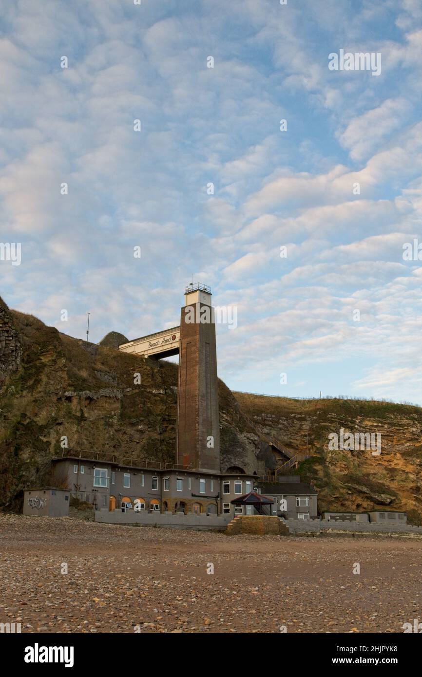 Le Marsden Grotto est un gastéropub situé au pied de la falaise sur la côte à Marsden dans South Shields, Tyne & Wear, Angleterre. Banque D'Images