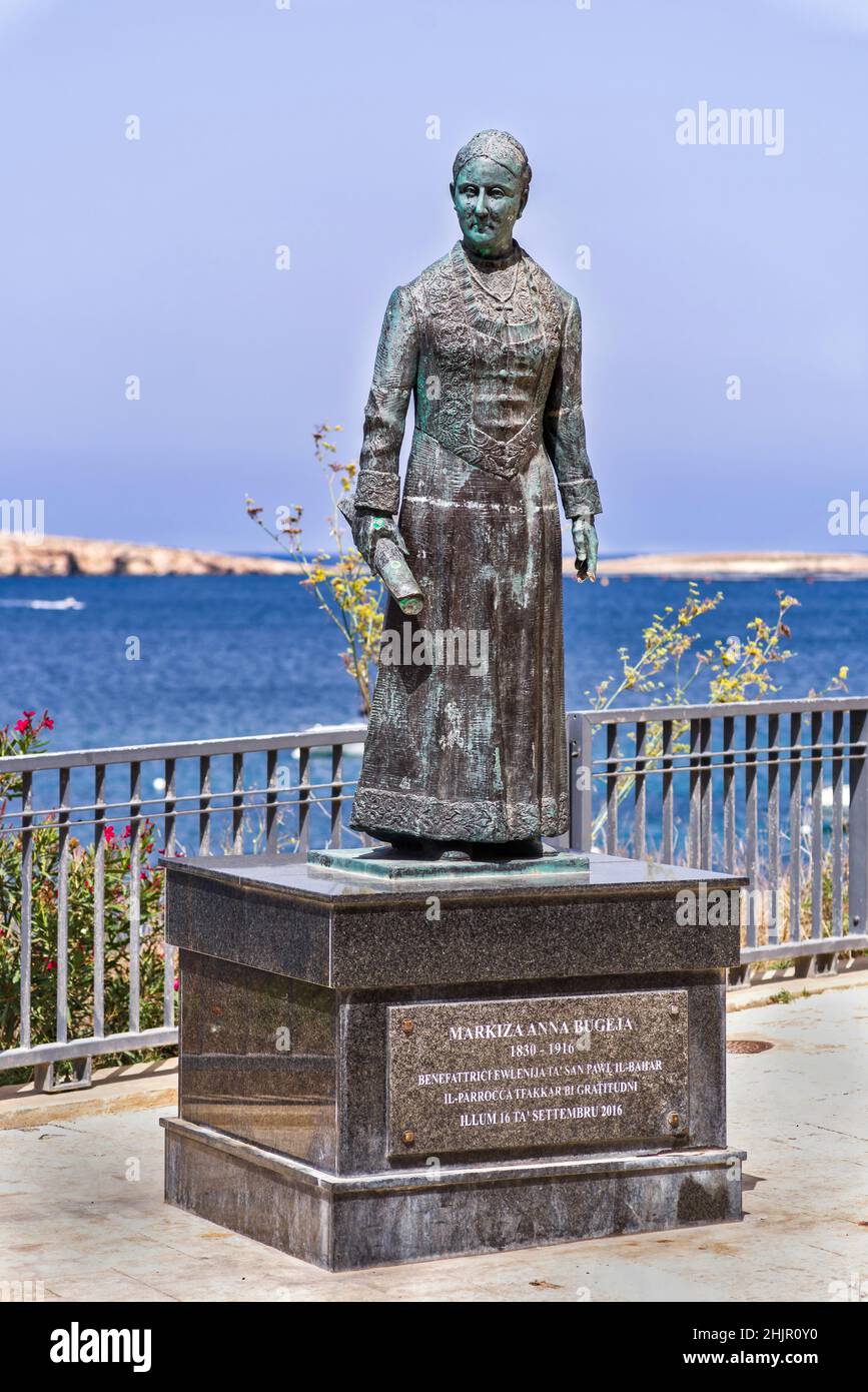 Monument dédié à Anna Bugeja dans la ville touristique populaire de la baie de St Paul. Banque D'Images