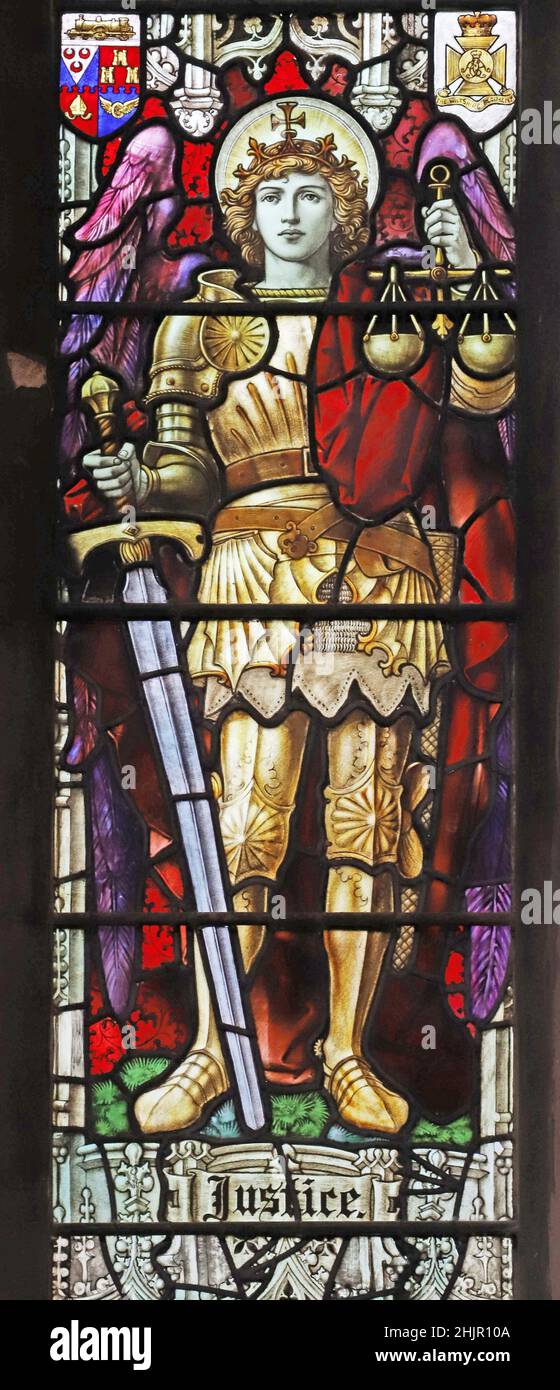 Un vitrail de Percy Bacon représentant Justice & Faith, Christ Church, Swindon, Wiltshire Banque D'Images