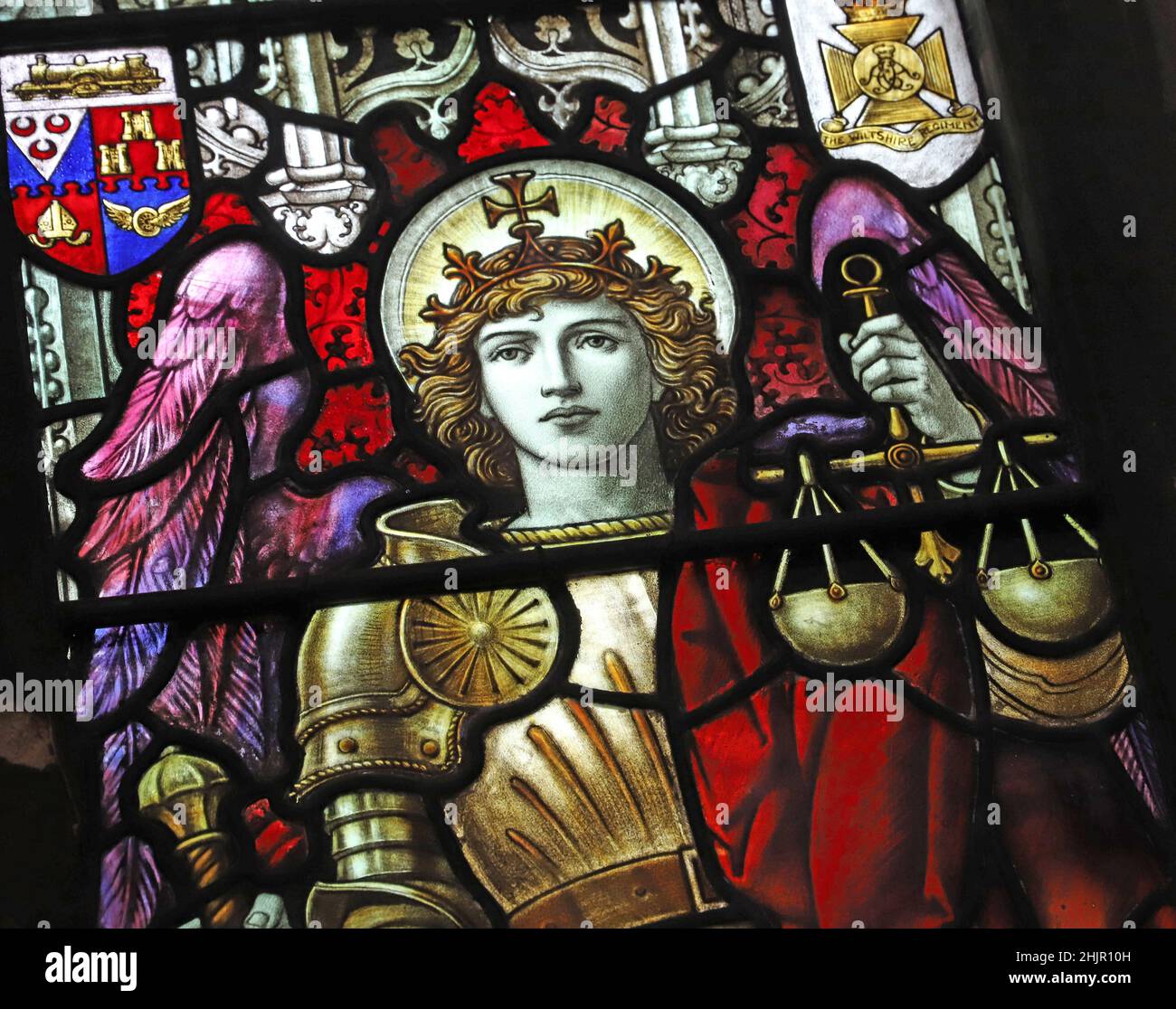 Un vitrail de Percy Bacon représentant l'Archange Michael comme Justice, Christ Church, Swindon Banque D'Images